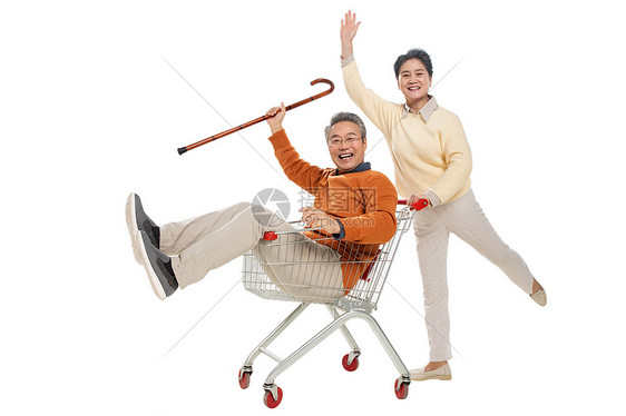 快乐老人推着坐在购物车里的老伴图片