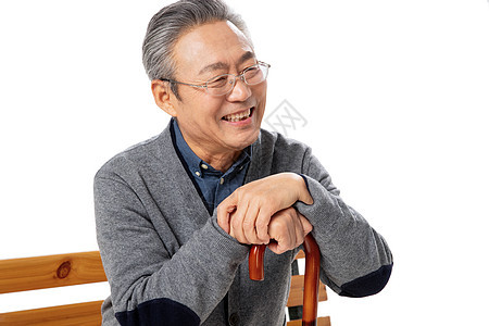 坐在长椅上的快乐老人图片