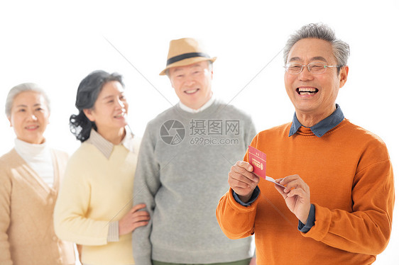 幸福的老年人拿着存折图片