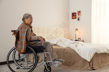 孤独的老人坐在轮椅上图片