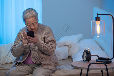 老人使用手机图片