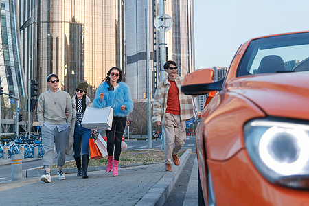 时尚的青年人驾驶豪车购物图片