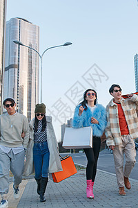时尚的青年人逛街购物图片