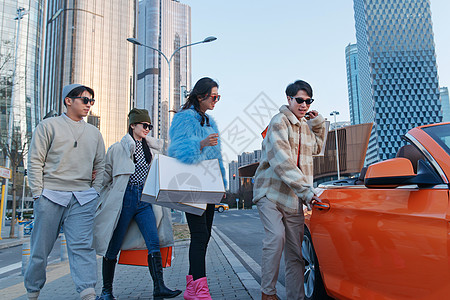 时尚的青年人驾驶豪车购物高清图片