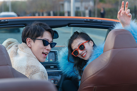 时尚的青年伴侣驾驶跑车兜风图片
