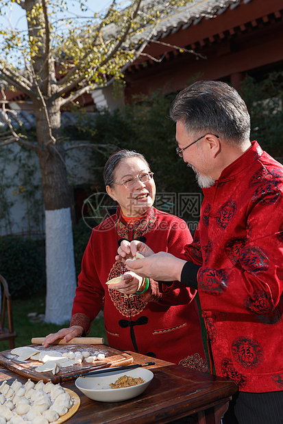 幸福的老年夫妇过年包饺子图片