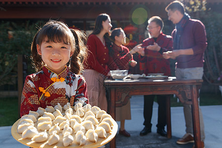 幸福的家庭过年包饺子图片