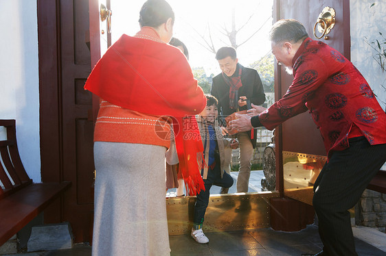 幸福家庭回家过新年图片