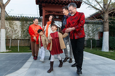 幸福家庭回家过新年图片