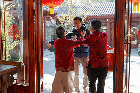 青年男人过年回家和父母团聚图片