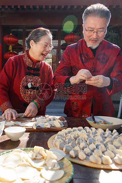 幸福的老年夫妇过年包饺子图片