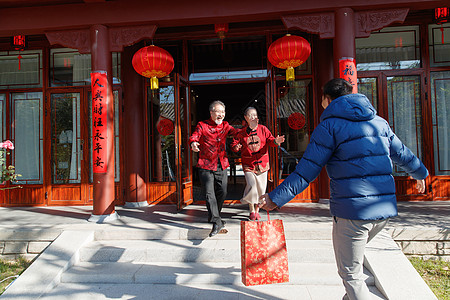 青年男人过年回家和父母团聚图片