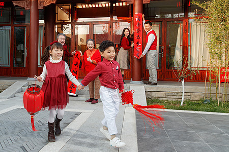 快乐儿童追逐嬉戏庆新年图片