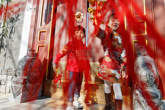 欢乐的男孩女孩庆祝新春图片