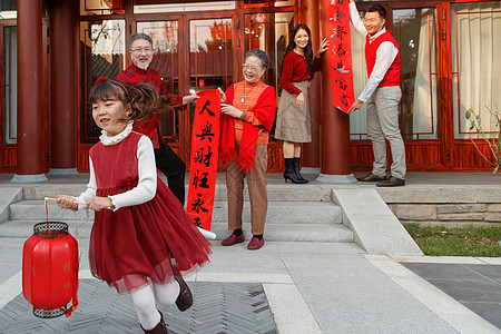 幸福的大家庭贴春联庆祝新年图片