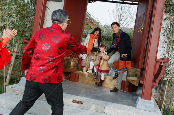 幸福家庭回家过新年图片