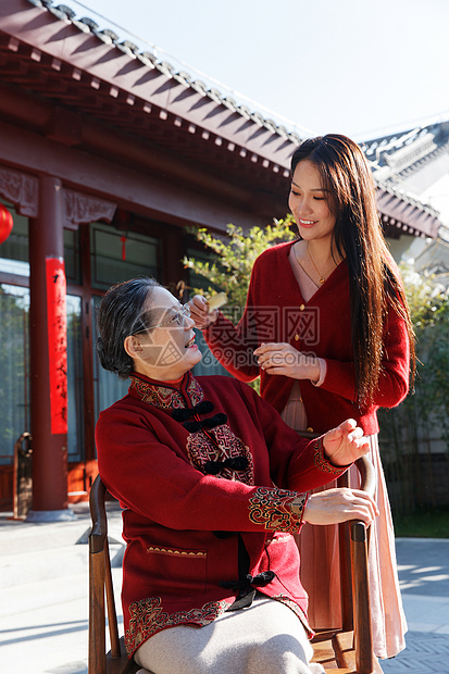 青年女人为母亲梳头图片