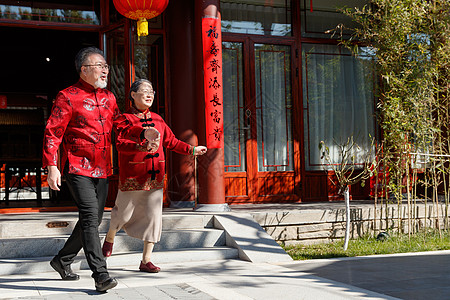 高兴的老年夫妇出门迎接图片