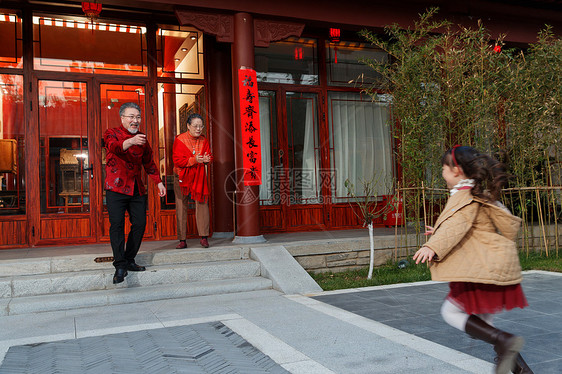 新年祖父母和孙女团聚图片