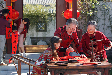 快乐家庭过新年写春联图片