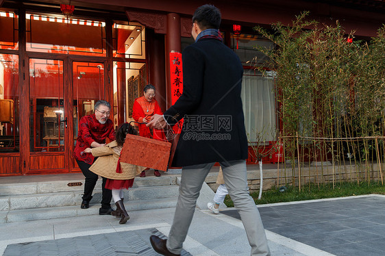 幸福家庭回家过新年图片