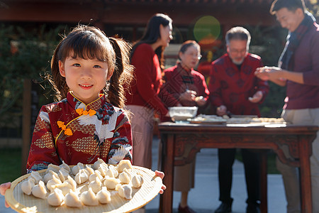 幸福的家庭过年包饺子图片