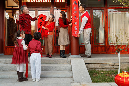 幸福的大家庭贴春联庆祝新年图片