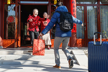 青年男人过年回家和父母团聚图片