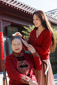 青年女人为母亲梳头图片