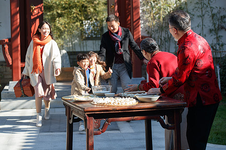 幸福家庭回家过新年图片