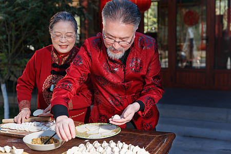 幸福的老年夫妇过年包饺子图片