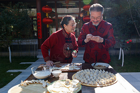 幸福的老年夫妇过年包饺子图片