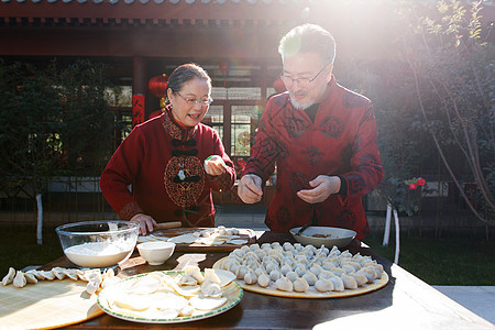 幸福的老年夫妇过年包饺子图片