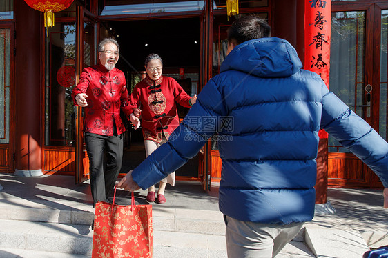 青年男人过年回家和父母团聚图片