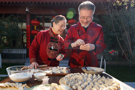 幸福的老年夫妇过年包饺子图片