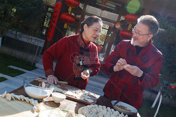 幸福的老年夫妇过年包饺子图片