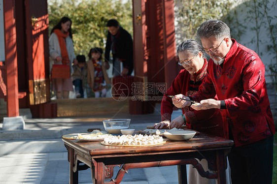 幸福家庭回家过新年图片