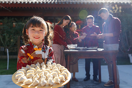 幸福的家庭过年包饺子图片