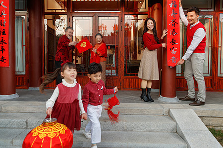 快乐儿童追逐嬉戏庆新年背景图片