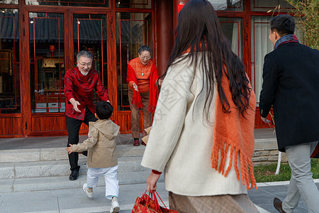 幸福家庭回家过新年图片