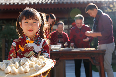 幸福的家庭过年包饺子图片