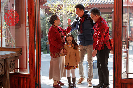 青年男人带着女儿回家过新年图片