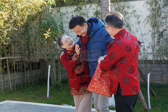 青年男人过年回家和父母团聚图片