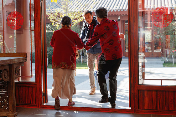 青年男人过年回家和父母团聚图片