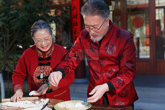 幸福的老年夫妇过年包饺子图片