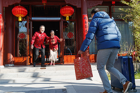 青年男人过年回家和父母团聚图片