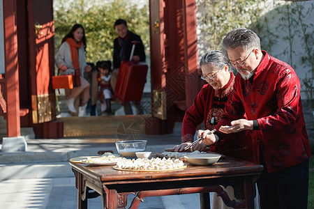 幸福家庭回家过新年图片