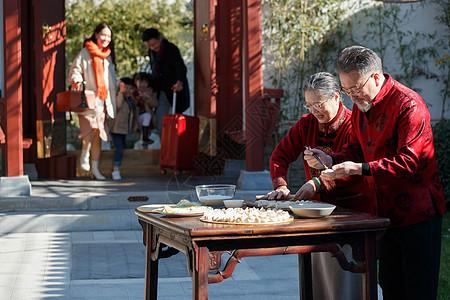 幸福家庭回家过新年图片