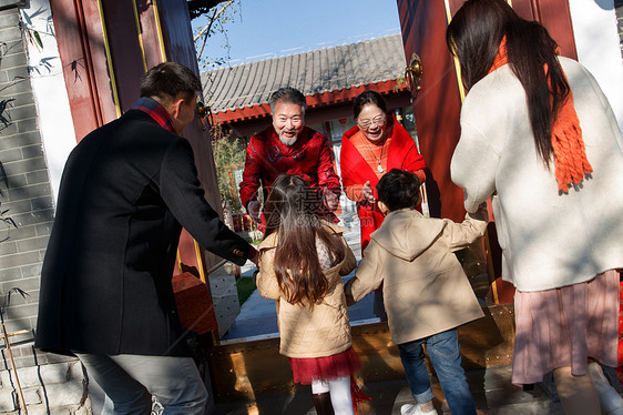 幸福家庭回家过新年图片