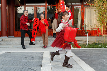 幸福的大家庭贴春联庆祝新年图片